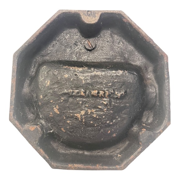 Vintage Cast Iron Ashtray John Wright Man on Lamp Post 5" - Picture 3 of 3